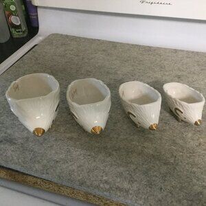 Stackable hedgehog measuring cups 1/4 1/3 1/2 an 1 cup white and gold never used